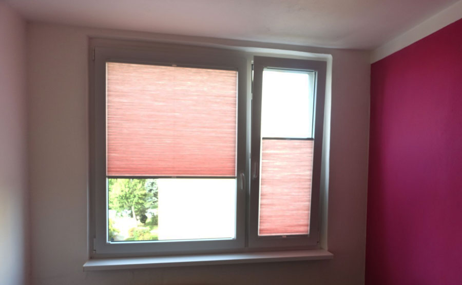Růžové plisé v plastovém okně