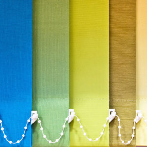 Různě barevné vertikální žaluzie - modré, zelené, žluté, okrové