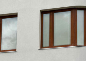 Žaluzie Prémium - oblouková okna na rodinném domě - pohled z ulice